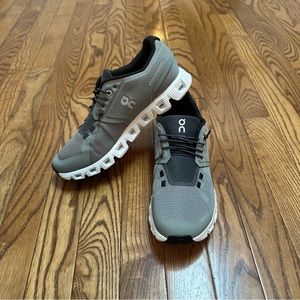 On Cloud Cloud 5. Like new condition. Size 7.5